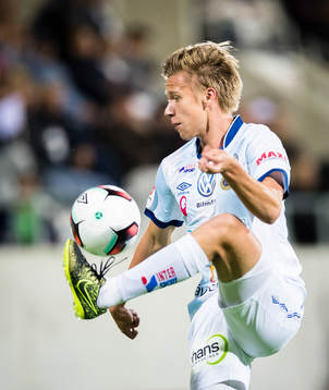 Gefles Albin Lohikangas tar ner en boll