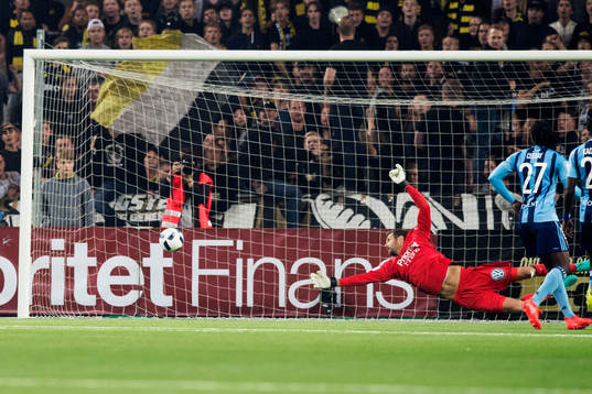 Djurgårdens målvakt Andreas Isaksson ser bollen passera