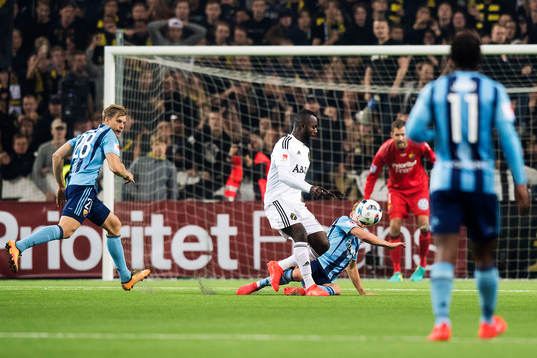 s Chinedu Ogbuke Obasi med bollen