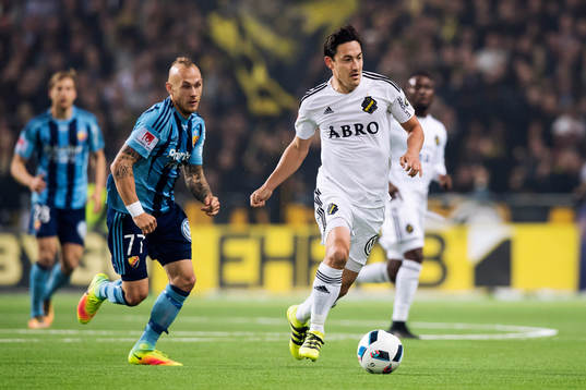 s Stefan Ishizaki jagas av Djurgårdens Magnus Eriksson