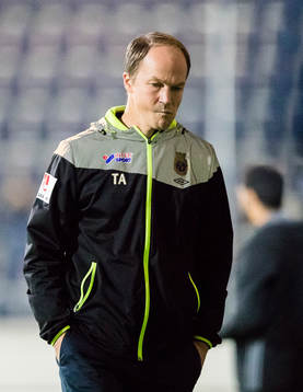 Gefles tränare Thomas Andersson ser fundersam ut