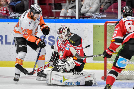 Karlskronas Joachim Rohdin och Malmö Redhawks Konstantin