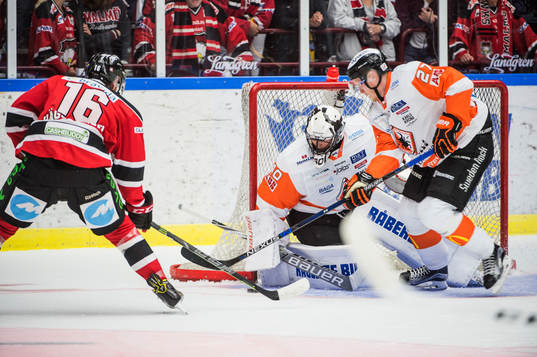 Malmö Redhawks Magnus Häggström mot Karlskronas målvakt