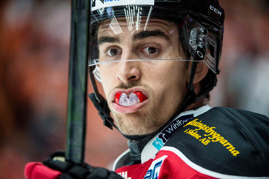 Malmö Redhawks Nils Andersson visar upp tandskyddet