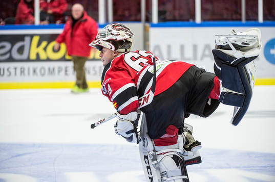 Malmö Redhawks målvakt Oscar Alsenfelt showar
