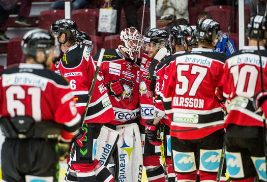 Malmö Redhawks målvakt Oscar Alsenfelt gratuleras av