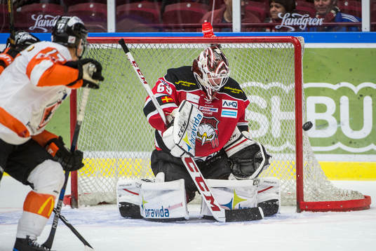 Karlskronas Joel Kellman mot Malmö Redhawks målvakt Oscar
