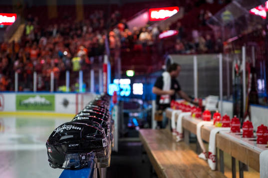 Malmö Redhawks bås med hjälmarna uppradade innan