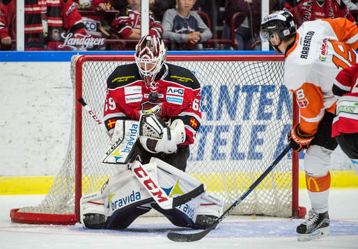 Karlskronas Emil Larsson mot Malmö Redhawks målvakt Oscar