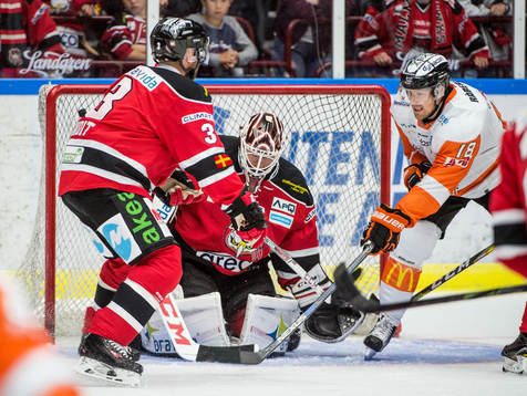 Karlskronas Emil Larsson mot Malmö Redhawks målvakt Oscar