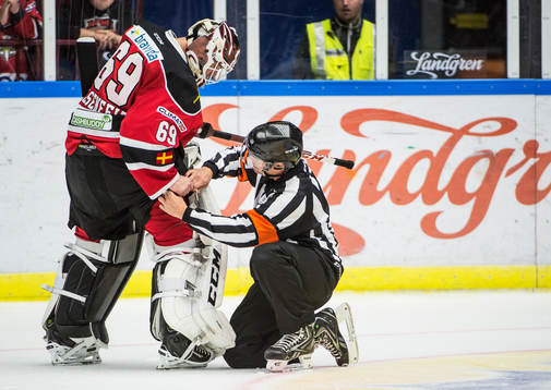 Domaren Patrik Sjöberg försöker hjälpa Malmö Redhawks