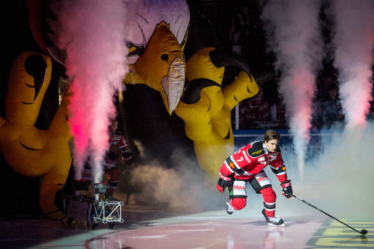 Malmö Redhawks Nils Andersson kommer in på isen innan