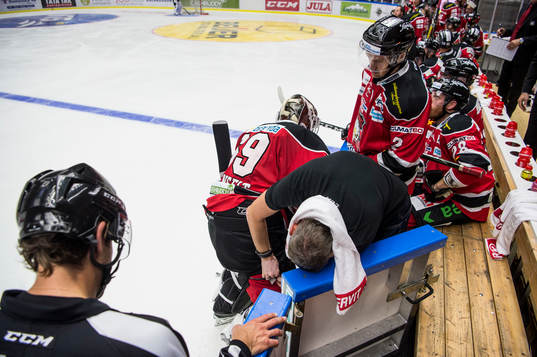 Materialförvaltaren Håkan Karlsson försöker hjälpa