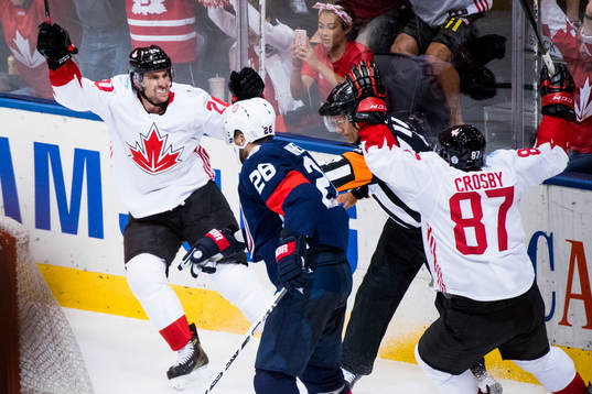 Kanadas John Tavares jublar med Sidney Crosby
