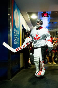 Kanadas målvakt Carey Price påväg ut till