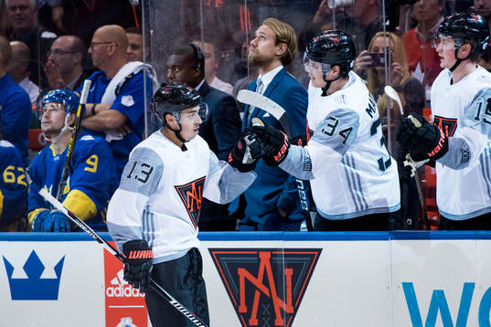 Nordamerikas Johnny Gaudreau jublar med bänken