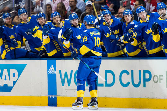 Sveriges Nicklas Bäckström jublar med bänken
