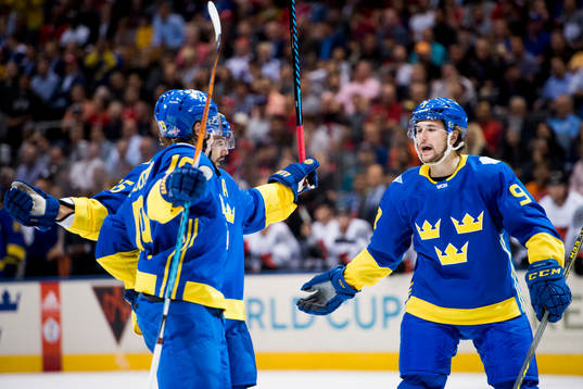 Sveriges Erik Karlsson och Filip Forsberg jublar med