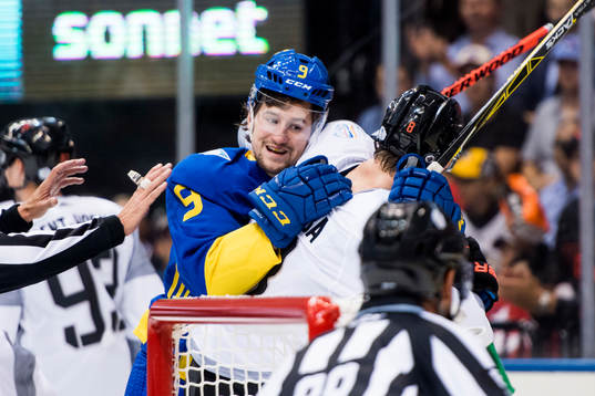 Sveriges Filip Forsberg i diskussion med Nordamerikas Jacob