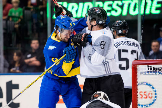 Sveriges Filip Forsberg i diskussion med Nordamerikas Jacob