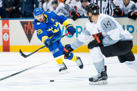 Sveriges Erik Karlsson skjuter