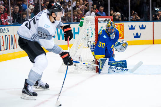 Nordamerikas Mark Scheifele och Sveriges målvakt Henrik