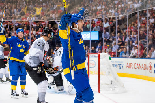 Sveriges Filip Forsberg jublar mot publiken