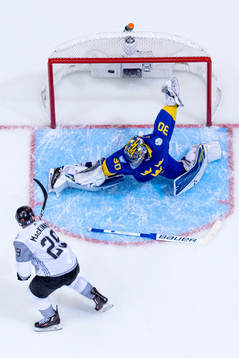 Nordamerikas Nathan MacKinnon gör avgörande 4-3 bakom