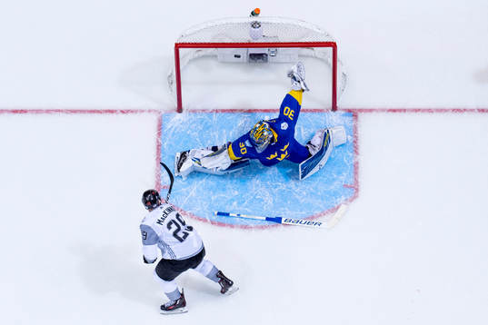Nordamerikas Nathan MacKinnon gör avgörande 4-3 bakom