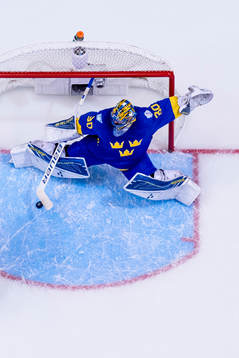 Sveriges målvakt Henrik Lundqvist räddar ett skott