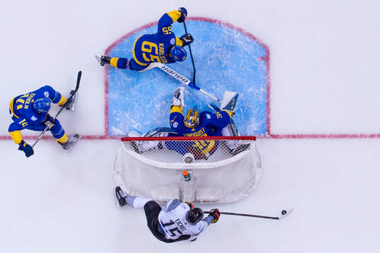 Nordamerikas Jack Eichel bakom Sveriges målvakt Henrik