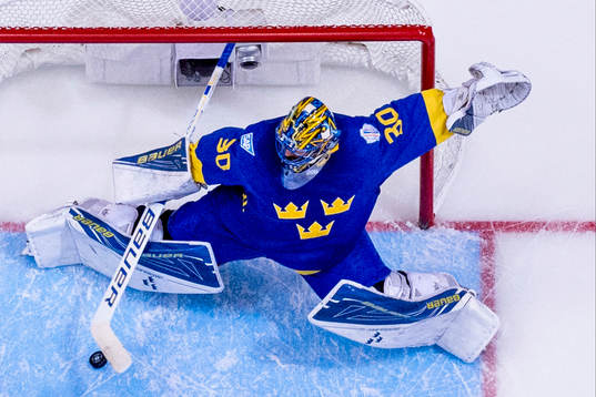 Sveriges målvakt Henrik Lundqvist räddar ett skott