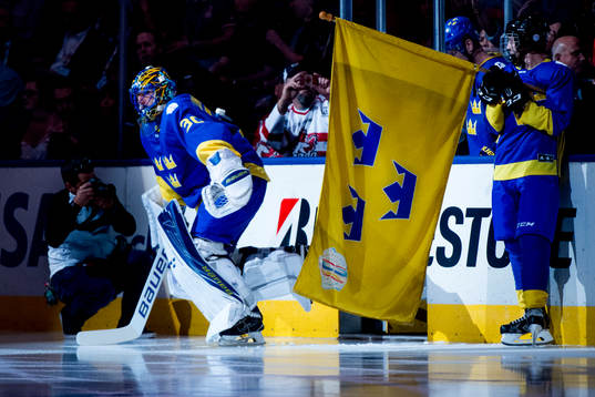 Sveriges målvakt Henrik Lundqvist kommer ut på isen