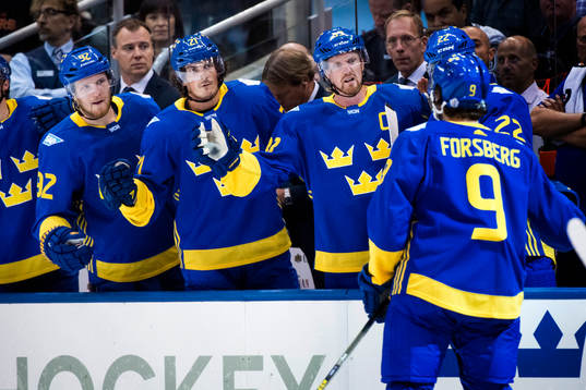 Sveriges Filip Forsberg jublar med bänken