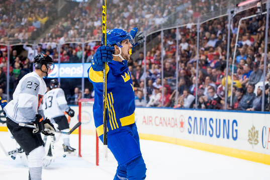 Sveriges Filip Forsberg jublar mot publiken