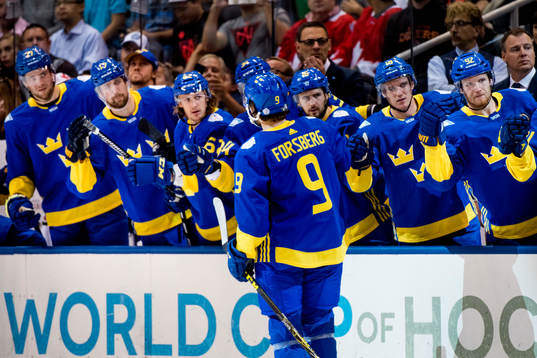 Sveriges Filip Forsberg jublar med bänken