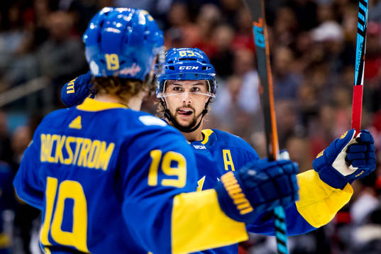 Sveriges Erik Karlsson jublar med Nicklas Bäckström som