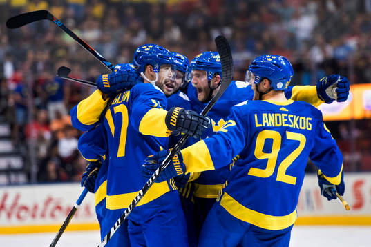 Sveriges Patrik Berglund jublar med lagkamraterna