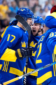 Sveriges Patrik Berglund jublar med Erik Karlsson