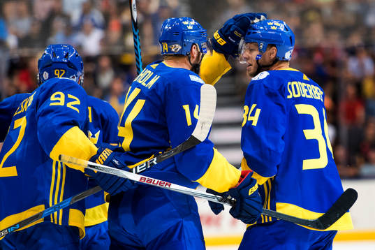 Sveriges Mattias Ekholm jublar med Carl Söderberg