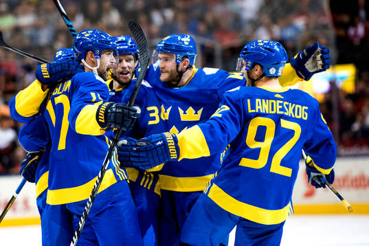 Sveriges Patrik Berglund jublar med lagkamraterna