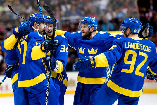 Sveriges Patrik Berglund jublar med lagkamraterna