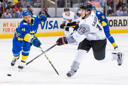 Sveriges Niklas Hjalmarsson och Nordamerikas Johnny Gaudreau