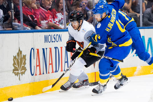 Nordamerikas Jonathan Drouin och Sveriges Niklas Hjalmarsson