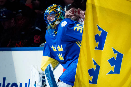 Sveriges målvakt Henrik Lundqvist kommer ut på isen