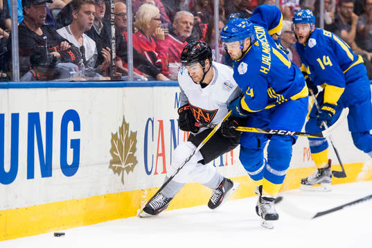 Nordamerikas Jonathan Drouin och Sveriges Niklas Hjalmarsson