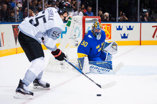 Sveriges målvakt Henrik Lundqvist bevakar Nordamerikas