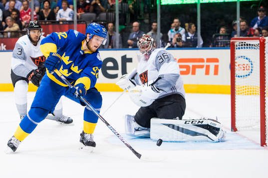 Sveriges Gabriel Landeskog och Nordamerikas målvakt John