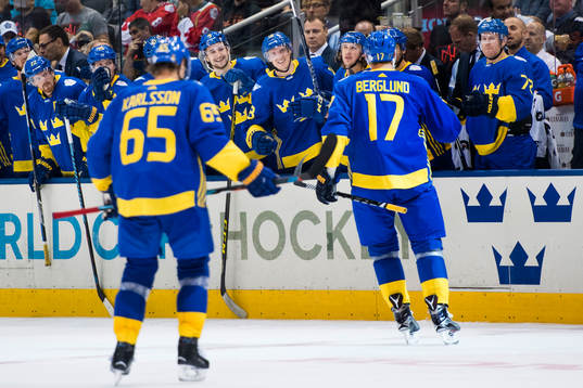 Sveriges Patrik Berglund jublar med bänken