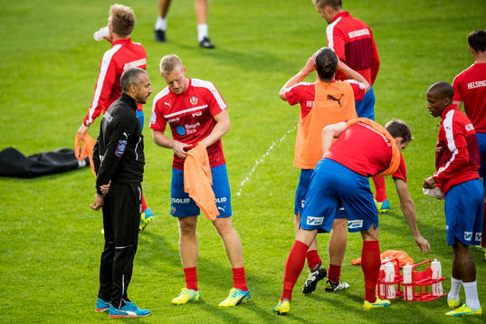 Helsingborgs manager Henrik Larsson pratar med Peter Larsson